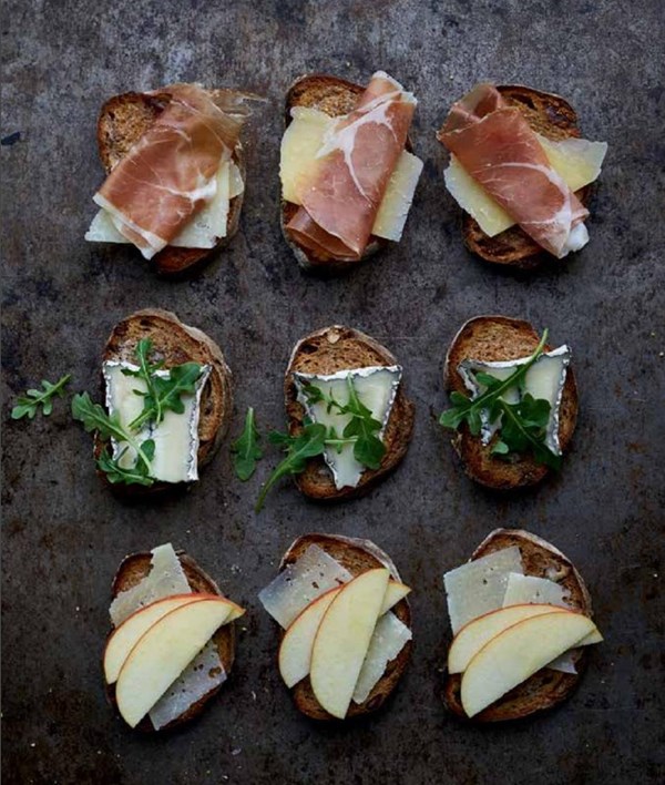 Cheese and fig bread bites
