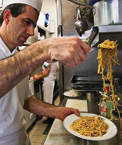 Cheese and pepper pasta (Cacio e pepe) 
