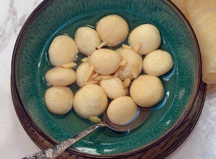 Cheese balls in cardamom syrup (Roshogolla)