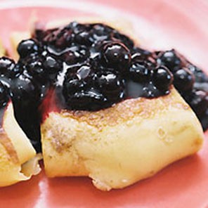 Cheese blintzes with blueberry sauce