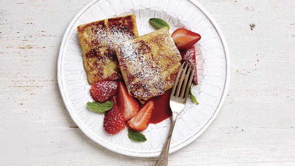 Cheese blintzes with strawberry sauce