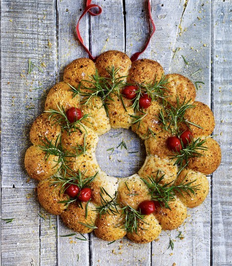 Cheese bread sharing wreath