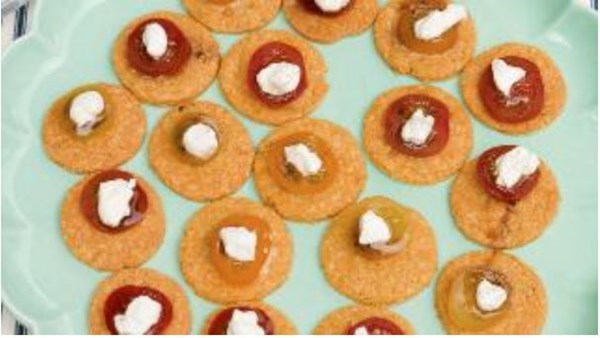 Cheese crackers, tomatoes and pomegranate molasses