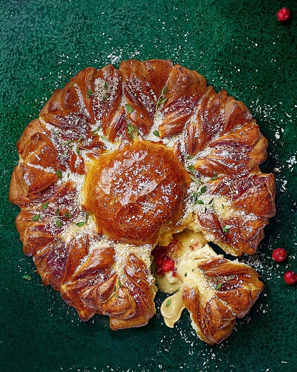 Cheese, cranberry & thyme fondue star
