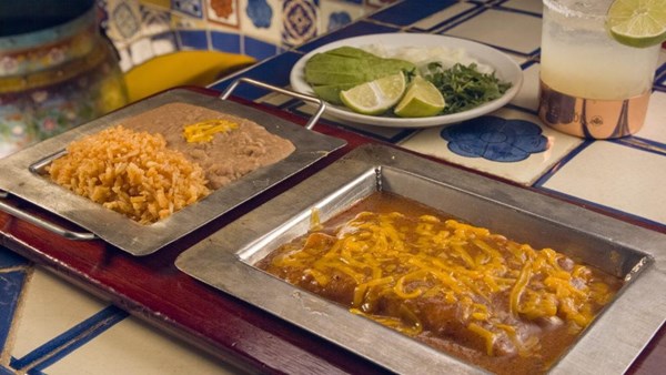 Cheese enchiladas with chili gravy 