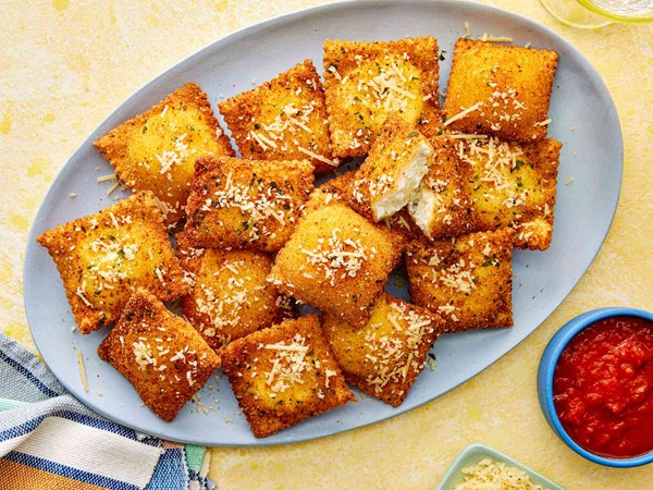 Cheese-filled toasted ravioli 