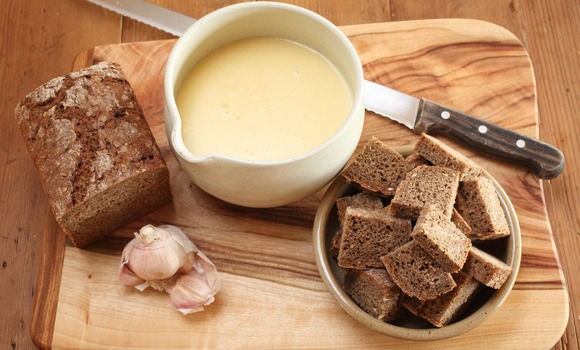 Cheese fondue with rye bread