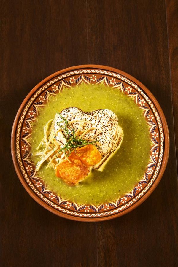 Cheese in green salsa (Queso corazon en salsa verde)