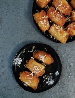 Cheese parcels in honey and orange reduction (Saquitos de queso con miel y naranja)
