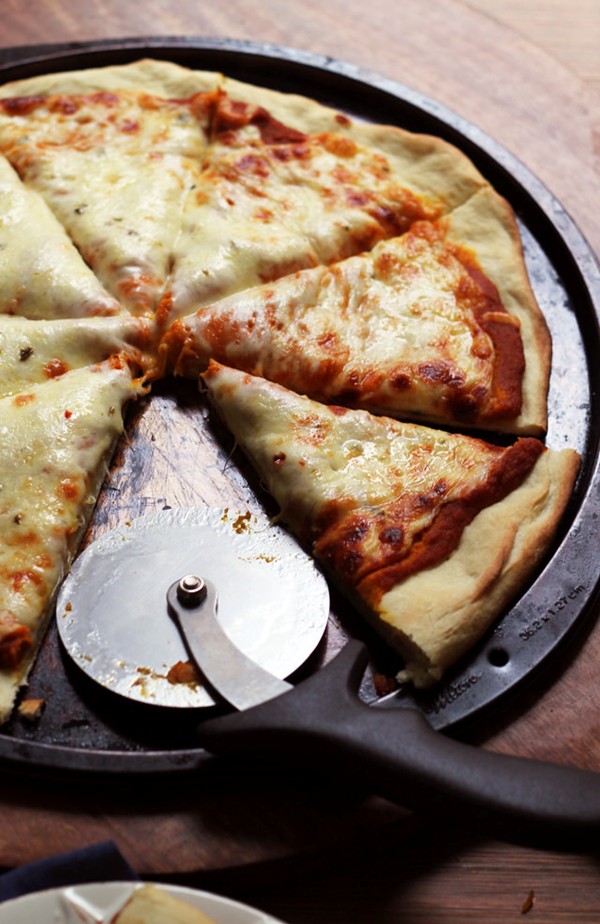 Cheese pizza with spicy roasted carrot and red onion sauce