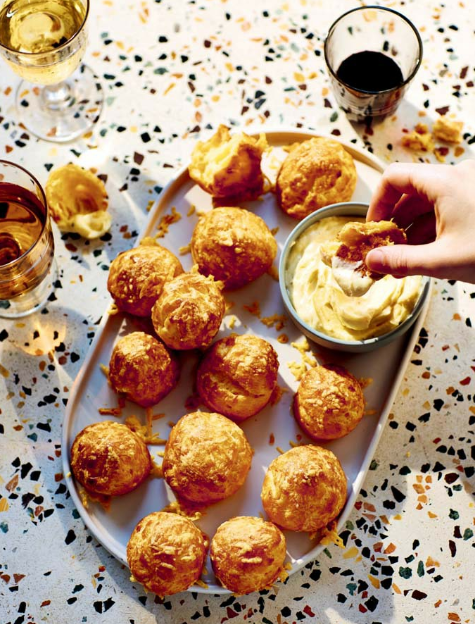 Cheese puffs with Gouda cream