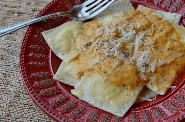 Cheese ravioli with pumpkin-sage sauce