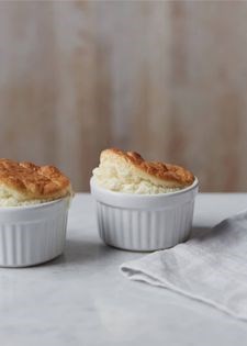 Cheese soufflé with cheesy bread (Oste soufflé)