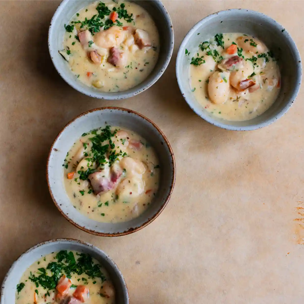 Cheese soup with beans and bacon