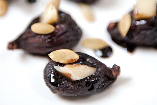Cheese-stuffed figs with balsamic glaze