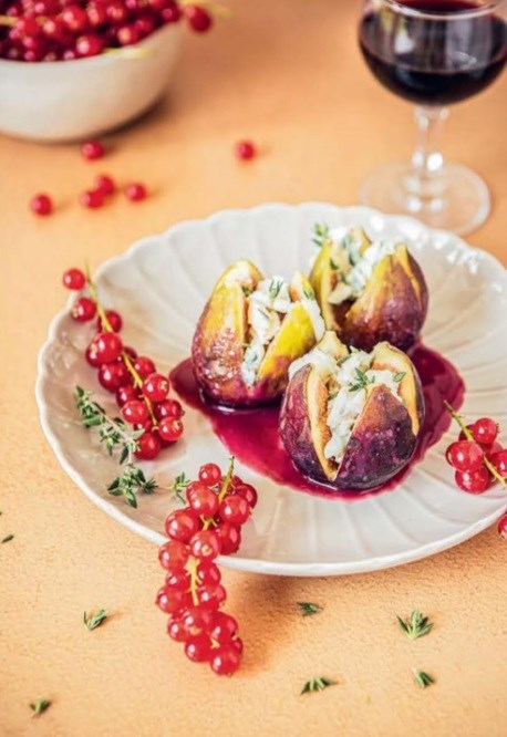 Cheese-stuffed marinated figs (Fichi marinati con formaggio)