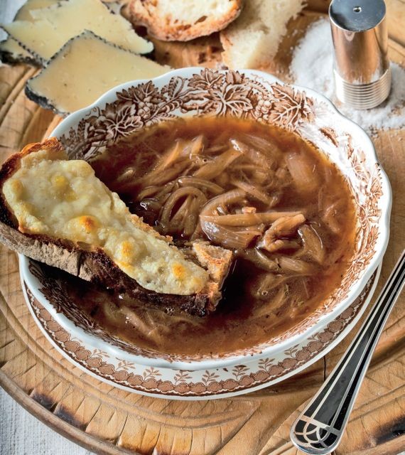 Cheese toast-topped onion soup