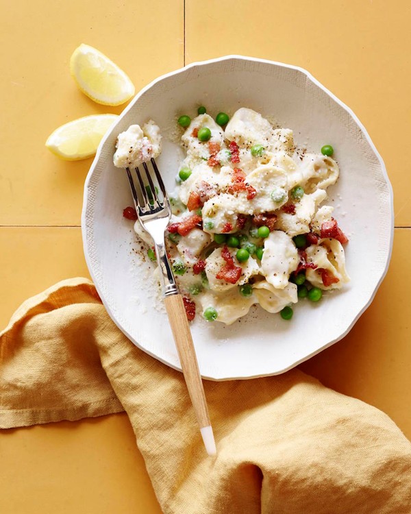 Cheese tortellini with peas and pancetta