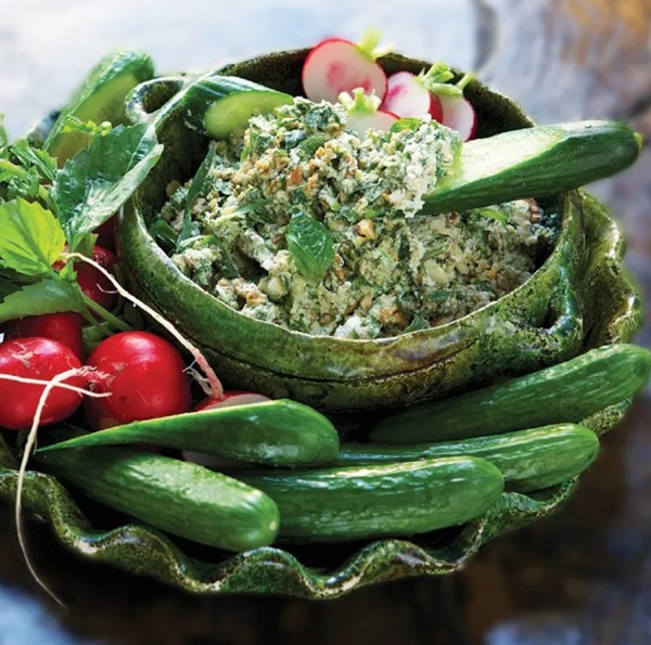 Cheese, walnut and herb dip (Daymaj)