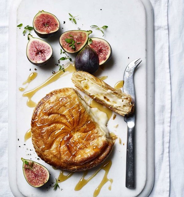Cheese Wellington with figs and honey