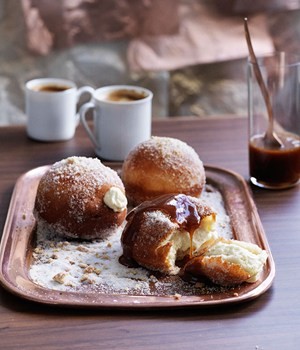 Cheesecake doughnuts with salted caramel