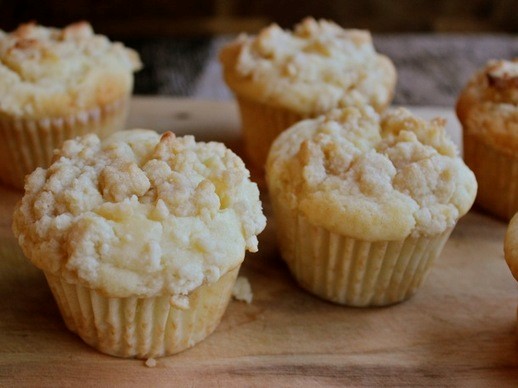 Cheesecake streusel muffins