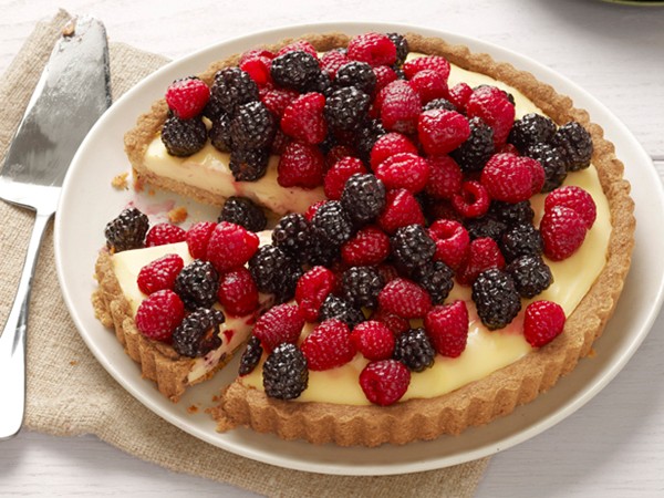 Cheesecake tart with berries