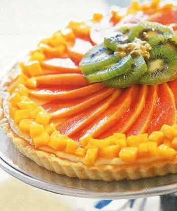 Cheesecake tart with tropical fruits