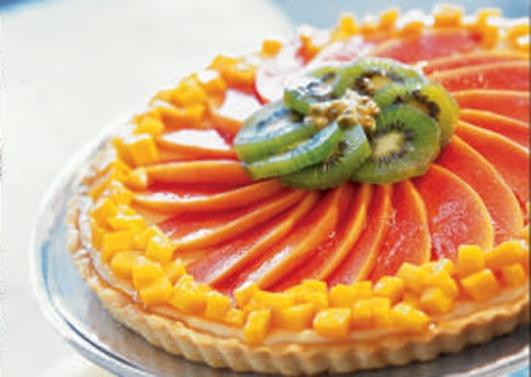 Cheesecake tart with tropical fruits
