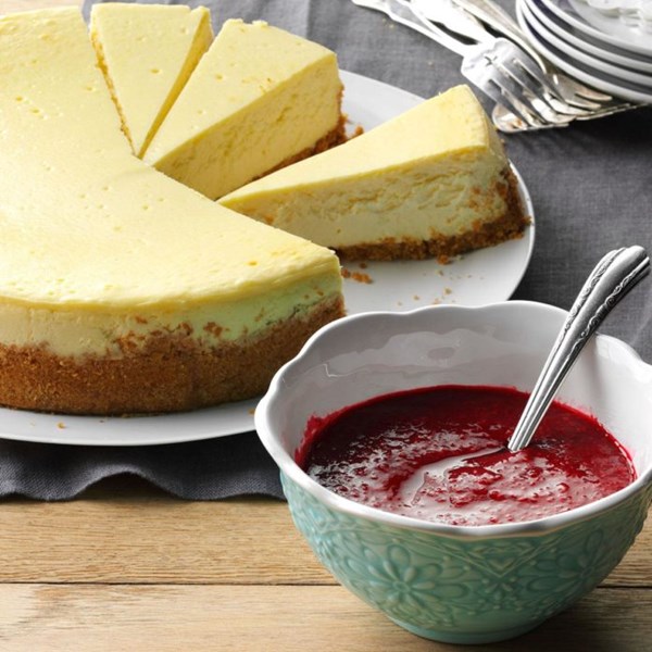 Cheesecake with berry sauce
