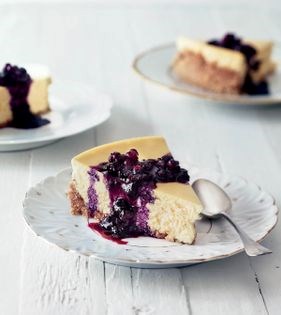 Cheesecake with blueberry sauce