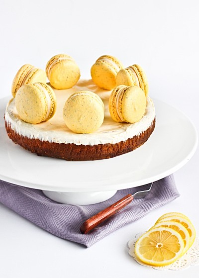 Cheesecake with lemon poppyseed macarons