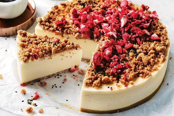 Cheesecake with strawberry crumble topping