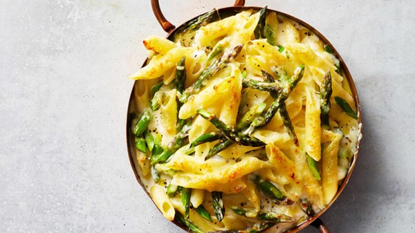 Cheesy asparagus pasta