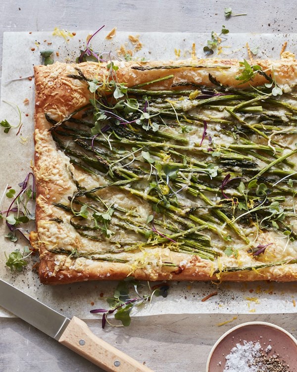 Cheesy asparagus tart