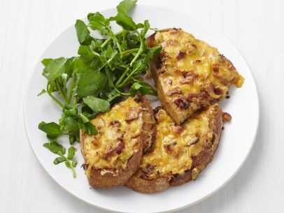 Cheesy bacon and leek toast
