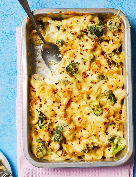 Cheesy broccoli pasta bake