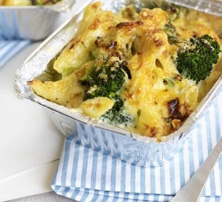 Cheesy broccoli pasta bake