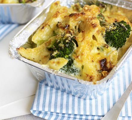 Cheesy broccoli pasta bake