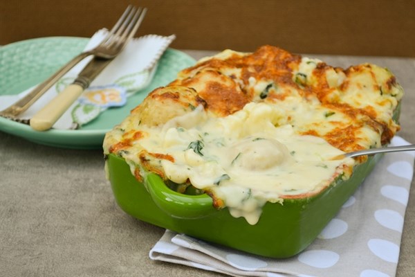 Cheesy cauliflower and potato bake with spinach 