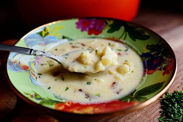 Cheesy cauliflower soup