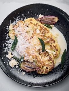 Cheesy cauliflower steak (Bistecca di cavolfiore)