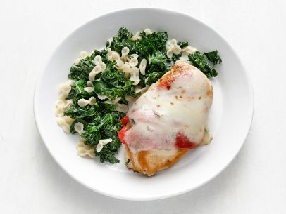 Cheesy chicken with kale pasta