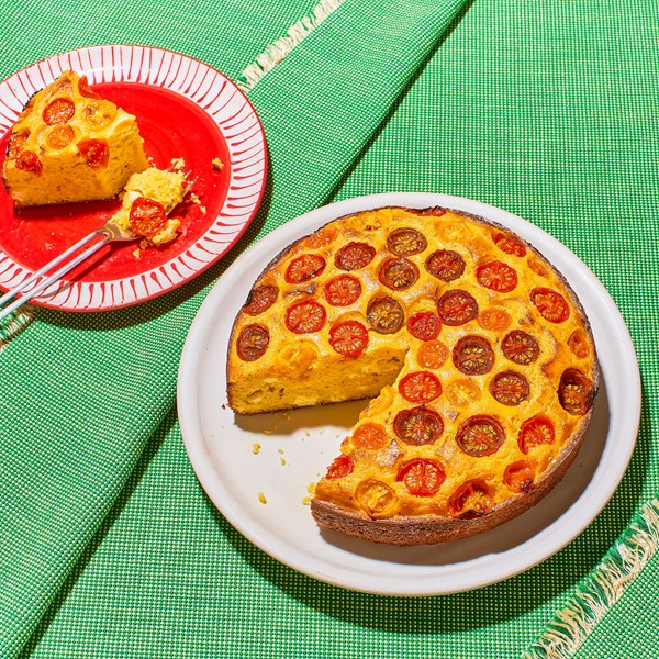 Cheesy cornbread with tomatoes