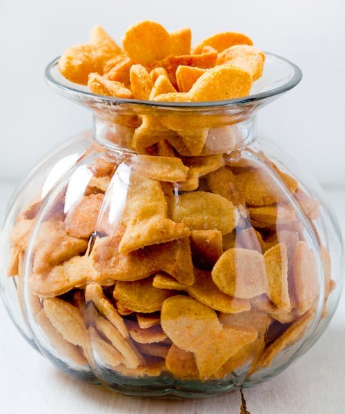 Cheesy fish crackers