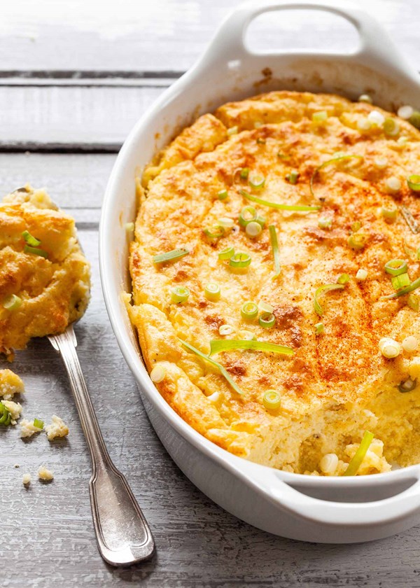 Cheesy grits soufflé bake