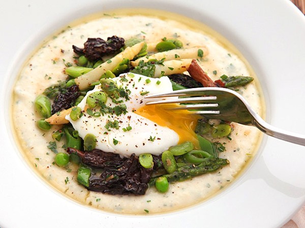 Cheesy grits with spring vegetables