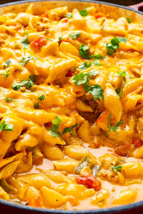 Cheesy ground chicken fajita pasta