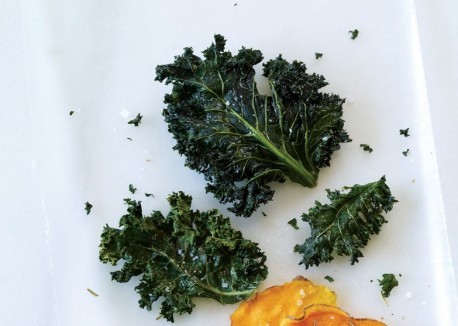 Cheesy kale chips