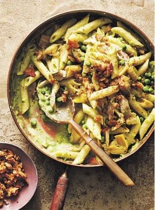 Cheesy leek, chicken & pea pasta with chicken crumbs